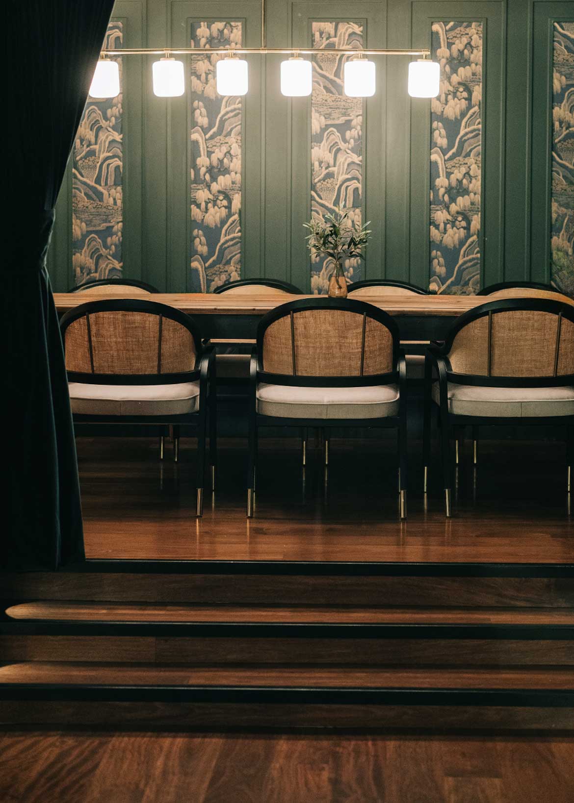 Silla de madera de haya lacada en negro, tapizada con terciopelo beige y respaldo de tela de yute