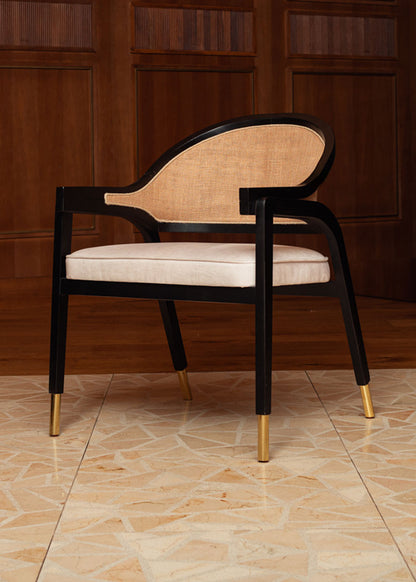 Silla de madera de haya lacada en negro, tapizada con terciopelo beige y respaldo de tela de yute