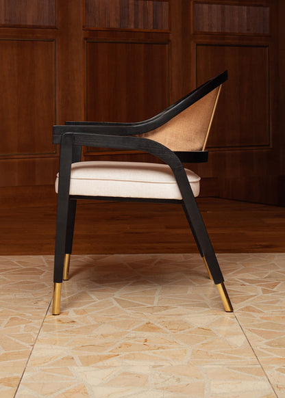 Silla de madera de haya lacada en negro, tapizada con terciopelo beige y respaldo de tela de yute