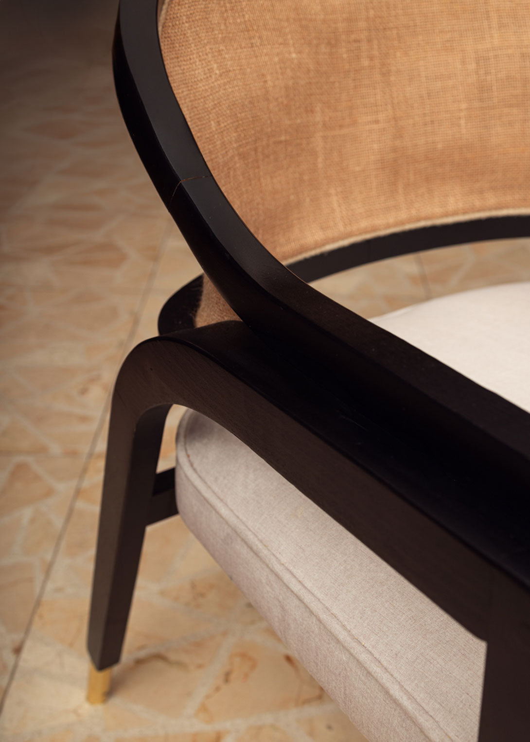 Silla de madera de haya lacada en negro, tapizada con terciopelo beige y respaldo de tela de yute