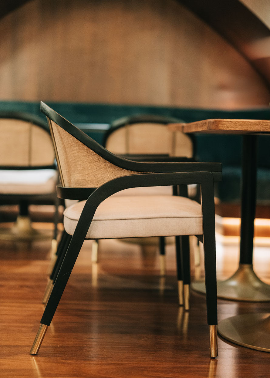 Silla de madera de haya lacada en negro, tapizada con terciopelo beige y respaldo de tela de yute