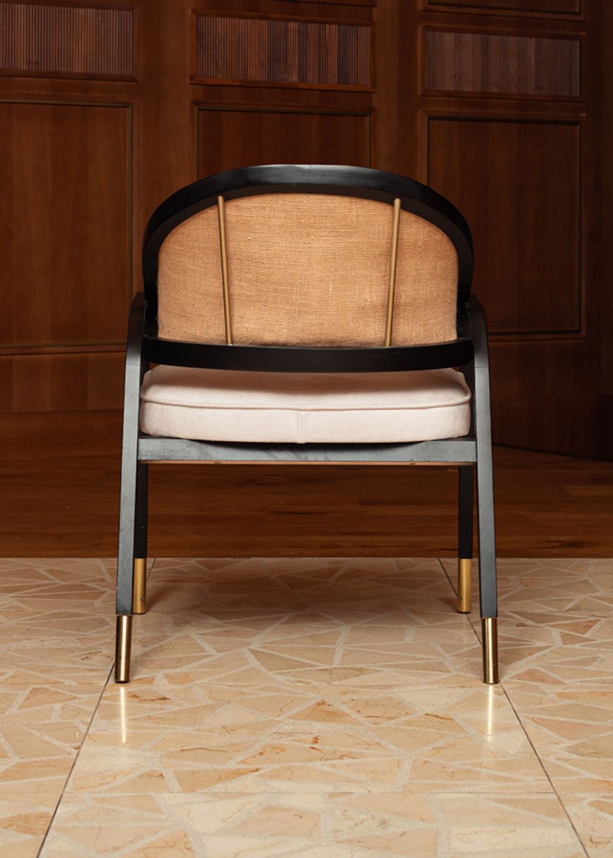 Silla de madera de haya lacada en negro, tapizada con terciopelo beige y respaldo de tela de yute