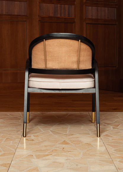 Silla de madera de haya lacada en negro, tapizada con terciopelo beige y respaldo de tela de yute
