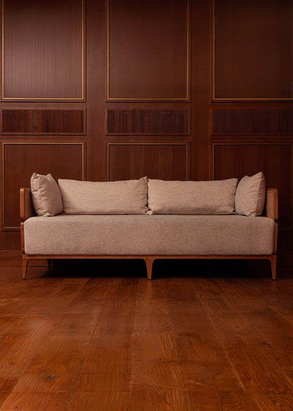 Sofá tapizado con estructura de madera de haya