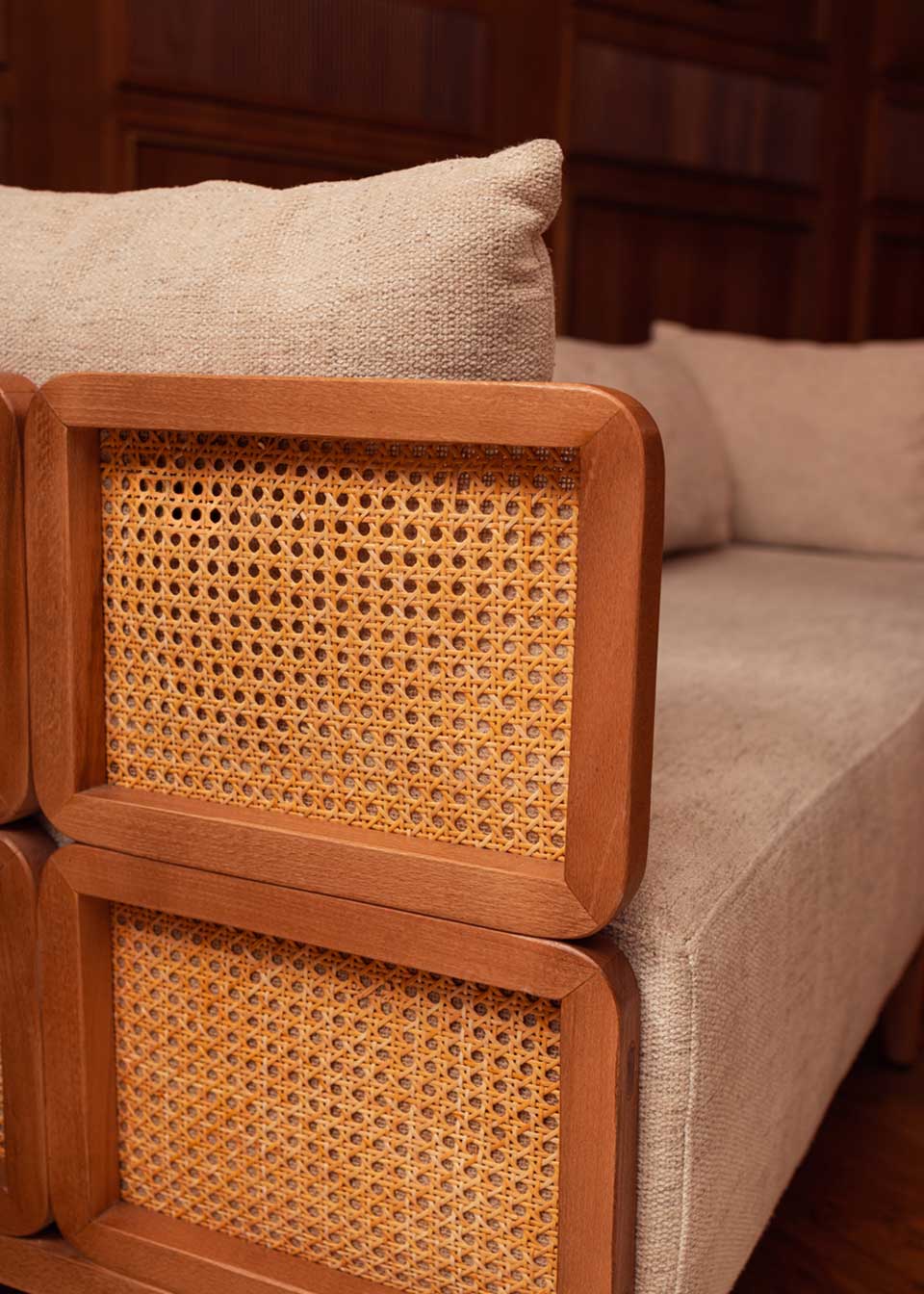 Sofá tapizado con estructura de madera de haya