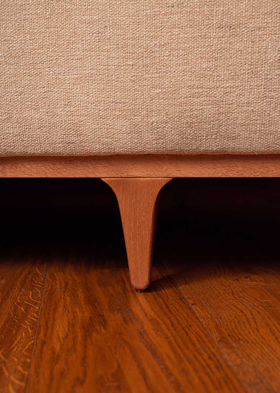 Sofá tapizado con estructura de madera de haya