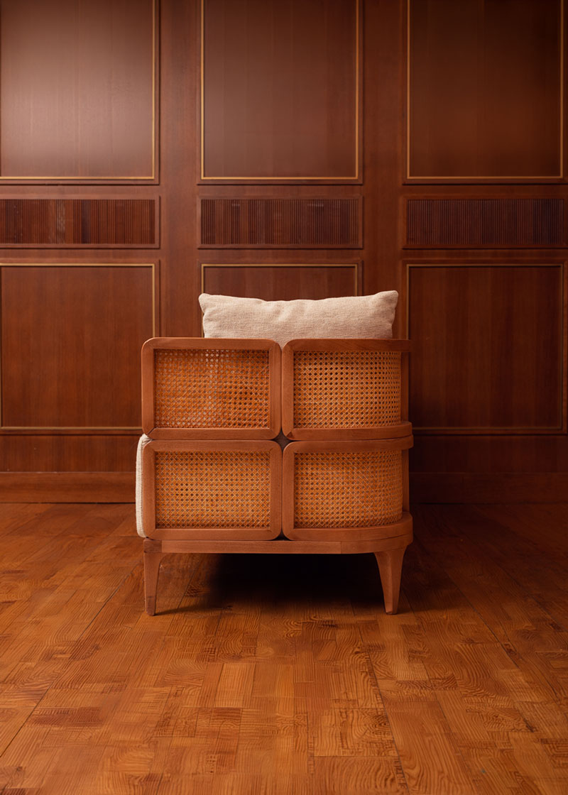 Sofá tapizado con estructura de madera de haya