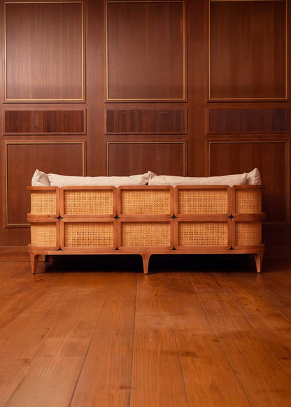 Sofá tapizado con estructura de madera de haya