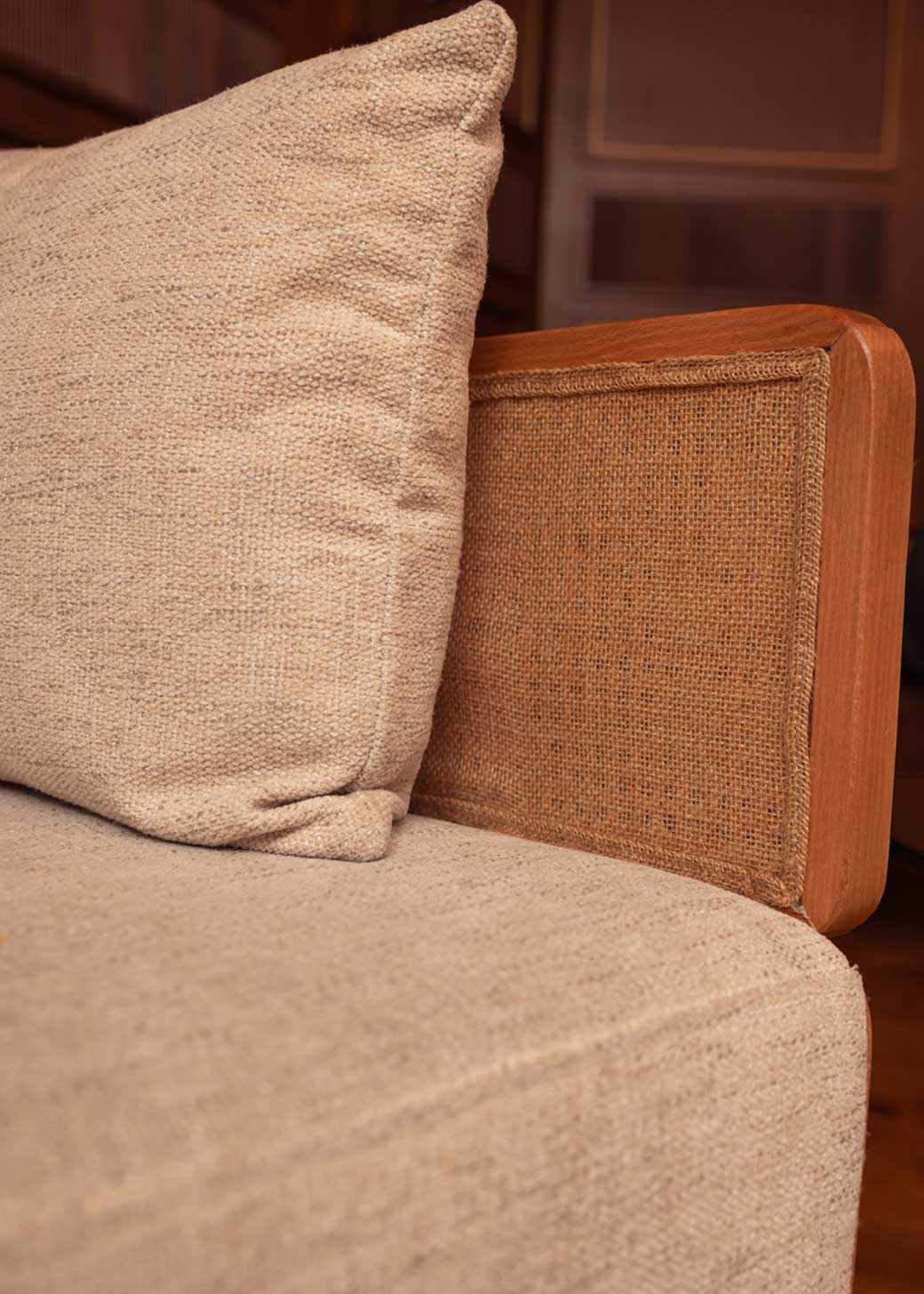 Sofá tapizado con estructura de madera de haya