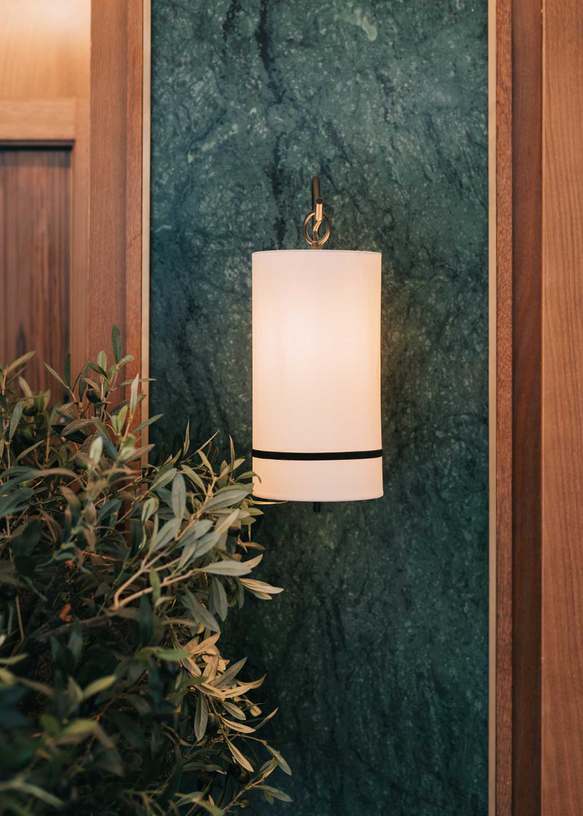 Aplique de pared de metal con pantalla.