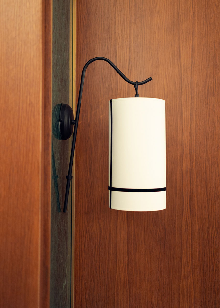 Aplique de pared de metal con pantalla.