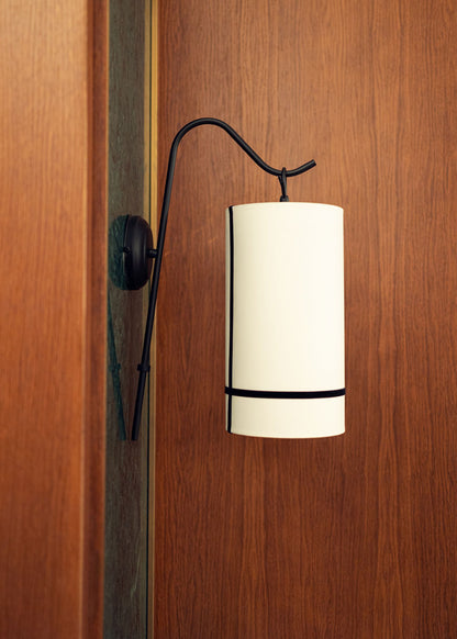 Aplique de pared de metal con pantalla.