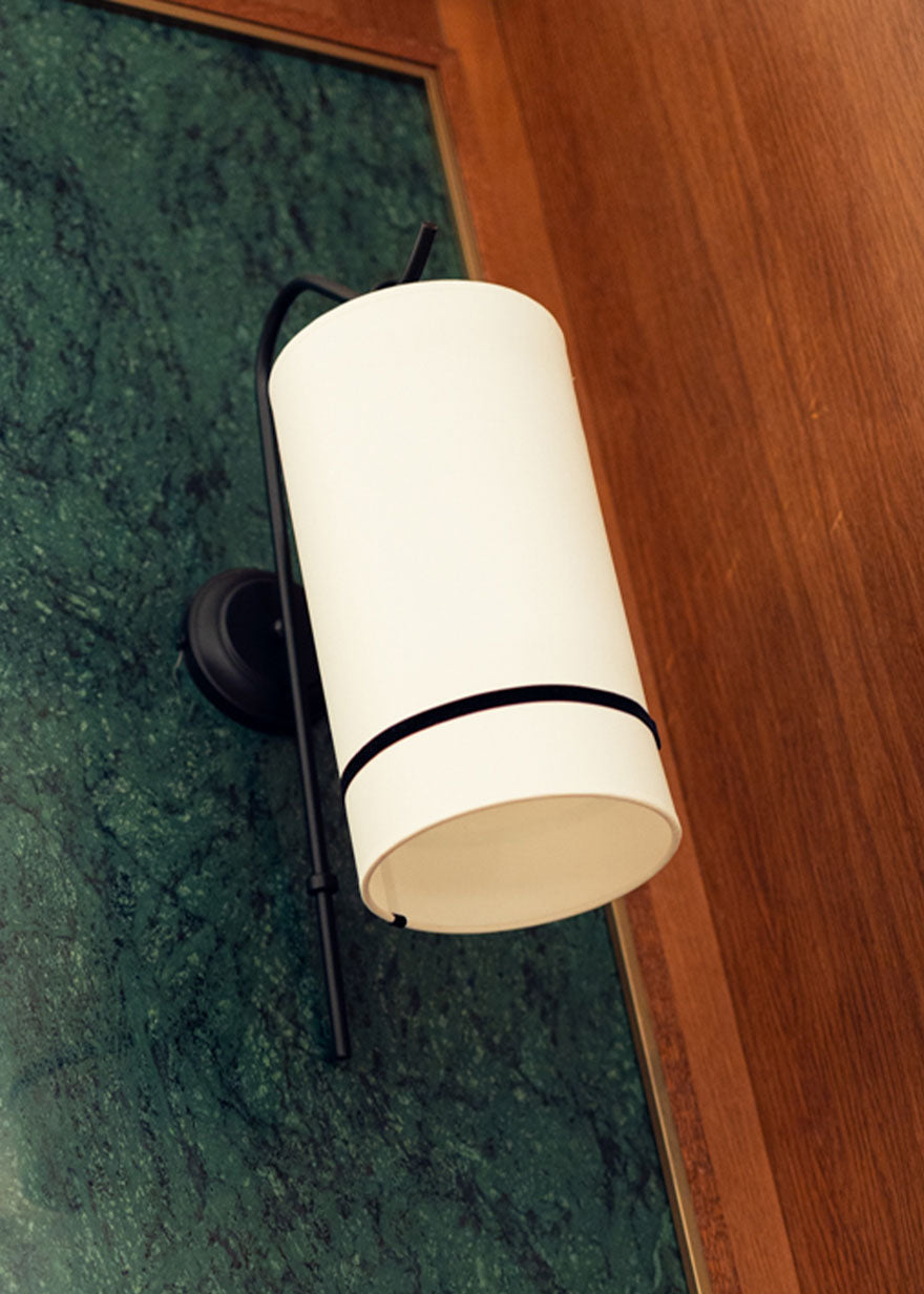 Aplique de pared de metal con pantalla.