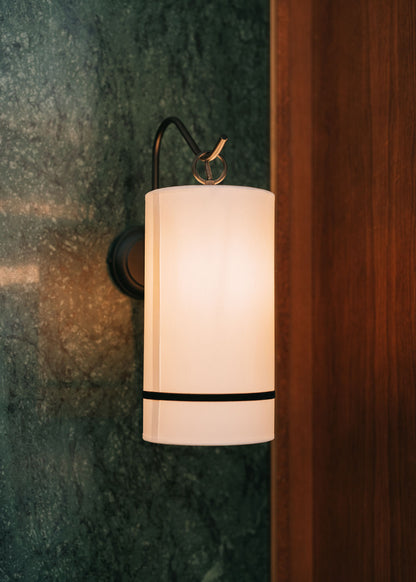 Aplique de pared de metal con pantalla.