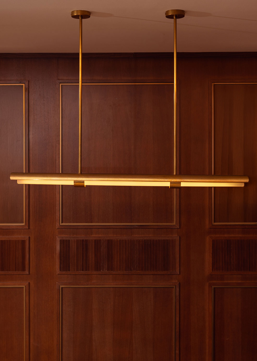 Ceiling lamp in curved raw brass with glazed methacrylate diffuser.