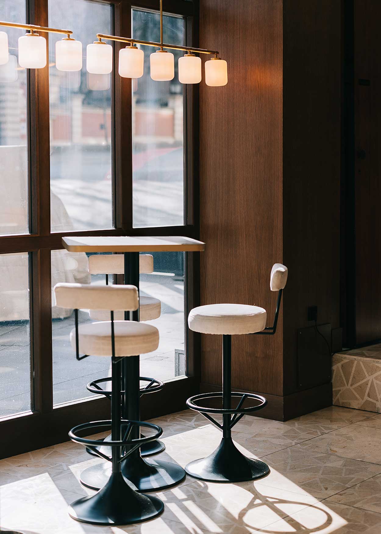 Lámpara de techo de latón bañado en cobre con tulipas de cristal opalescente.