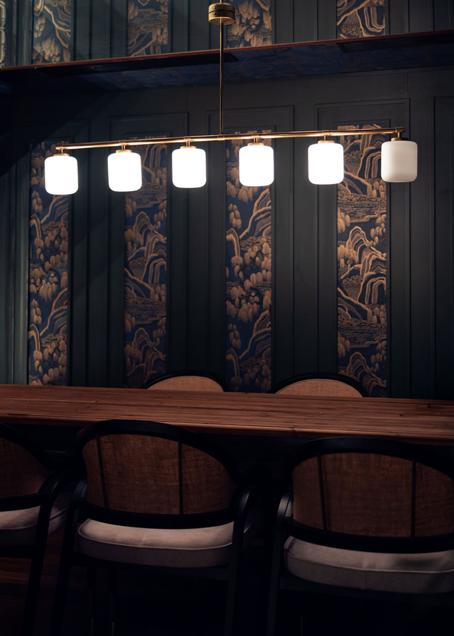 Lámpara de techo de latón bañado en cobre con tulipas de cristal opalescente.