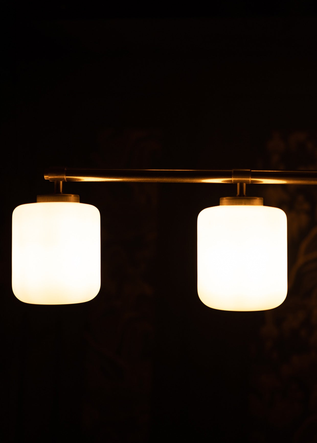 Lámpara de techo de latón bañado en cobre con tulipas de cristal opalescente.