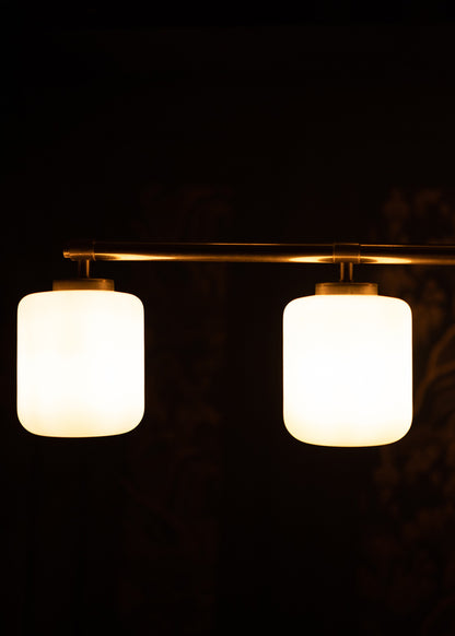 Lámpara de techo de latón bañado en cobre con tulipas de cristal opalescente.