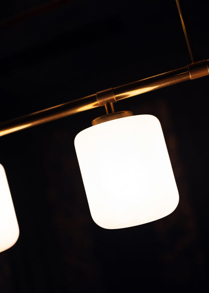 Lámpara de techo de latón bañado en cobre con tulipas de cristal opalescente.