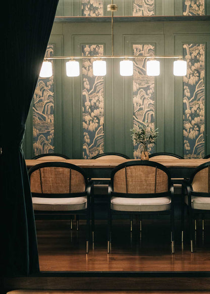 Lámpara de techo de latón bañado en cobre con tulipas de cristal opalescente.