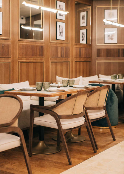 Silla de madera de haya tapizada con terciopelo beige y respaldo de tela de yute.