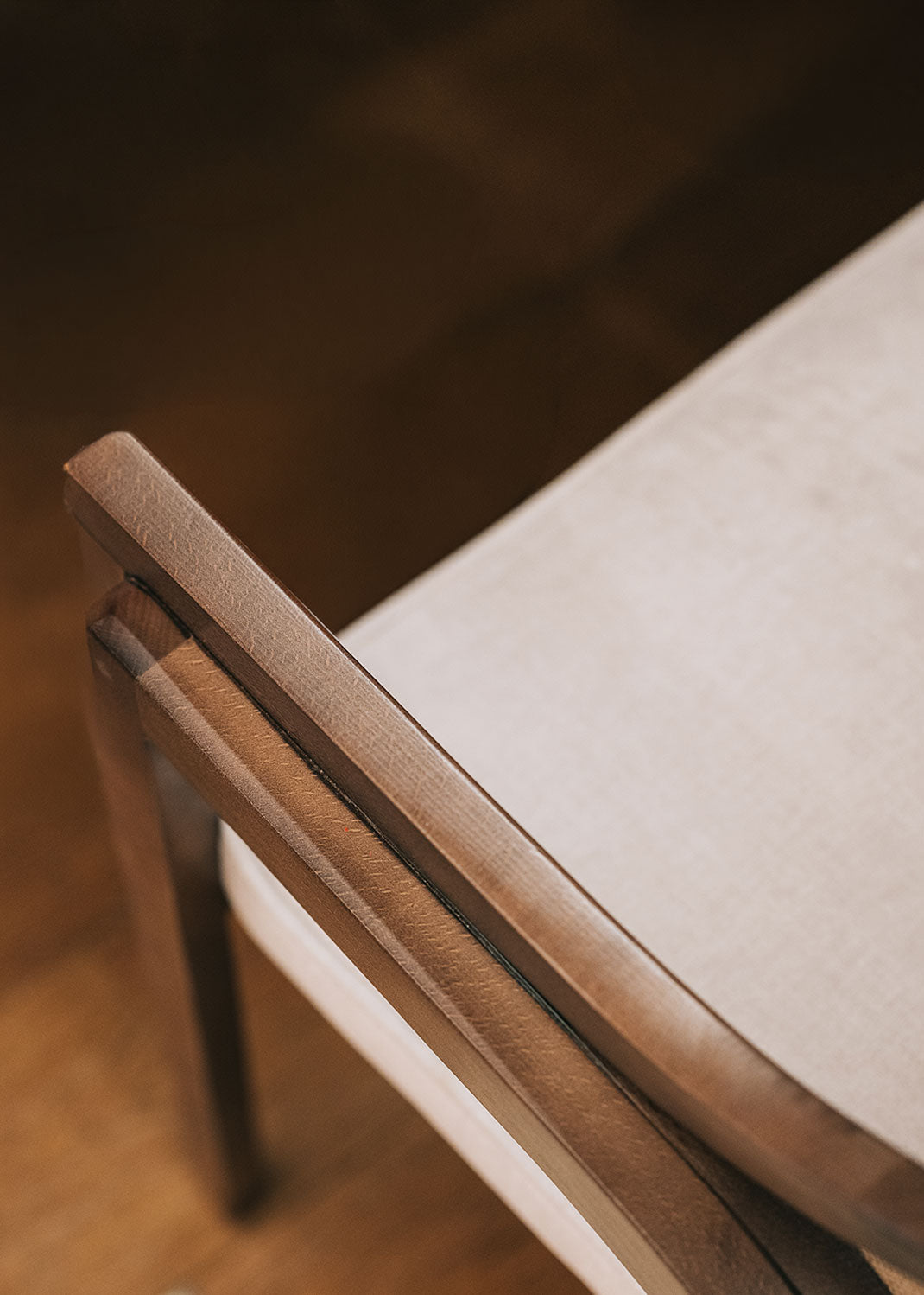 Silla de madera de haya tapizada con terciopelo beige y respaldo de tela de yute.