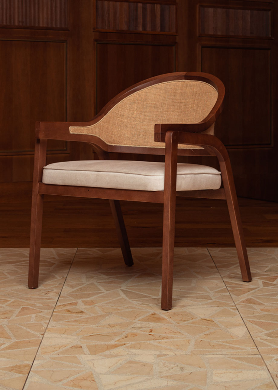 Silla de madera de haya tapizada con terciopelo beige y respaldo de tela de yute.