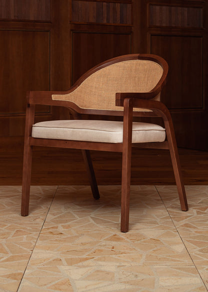 Silla de madera de haya tapizada con terciopelo beige y respaldo de tela de yute.