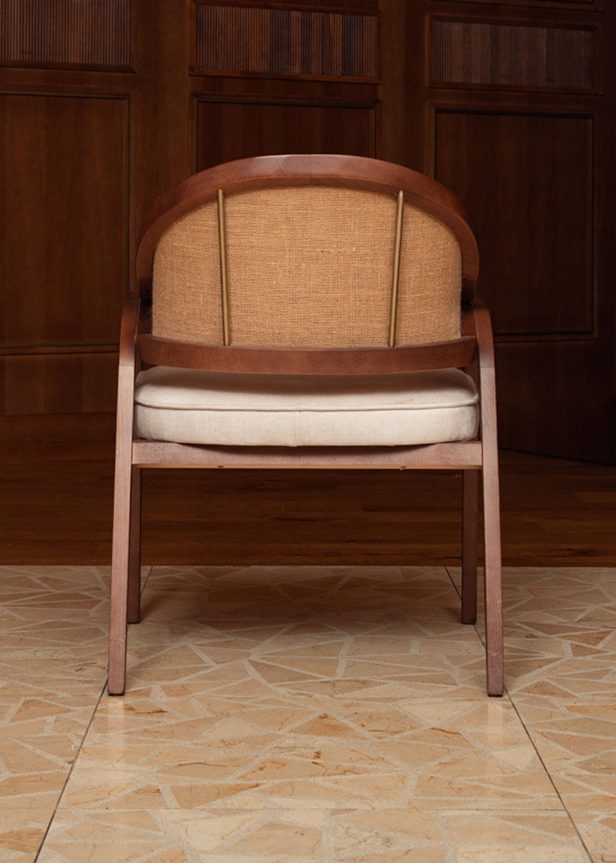 Silla de madera de haya tapizada con terciopelo beige y respaldo de tela de yute.