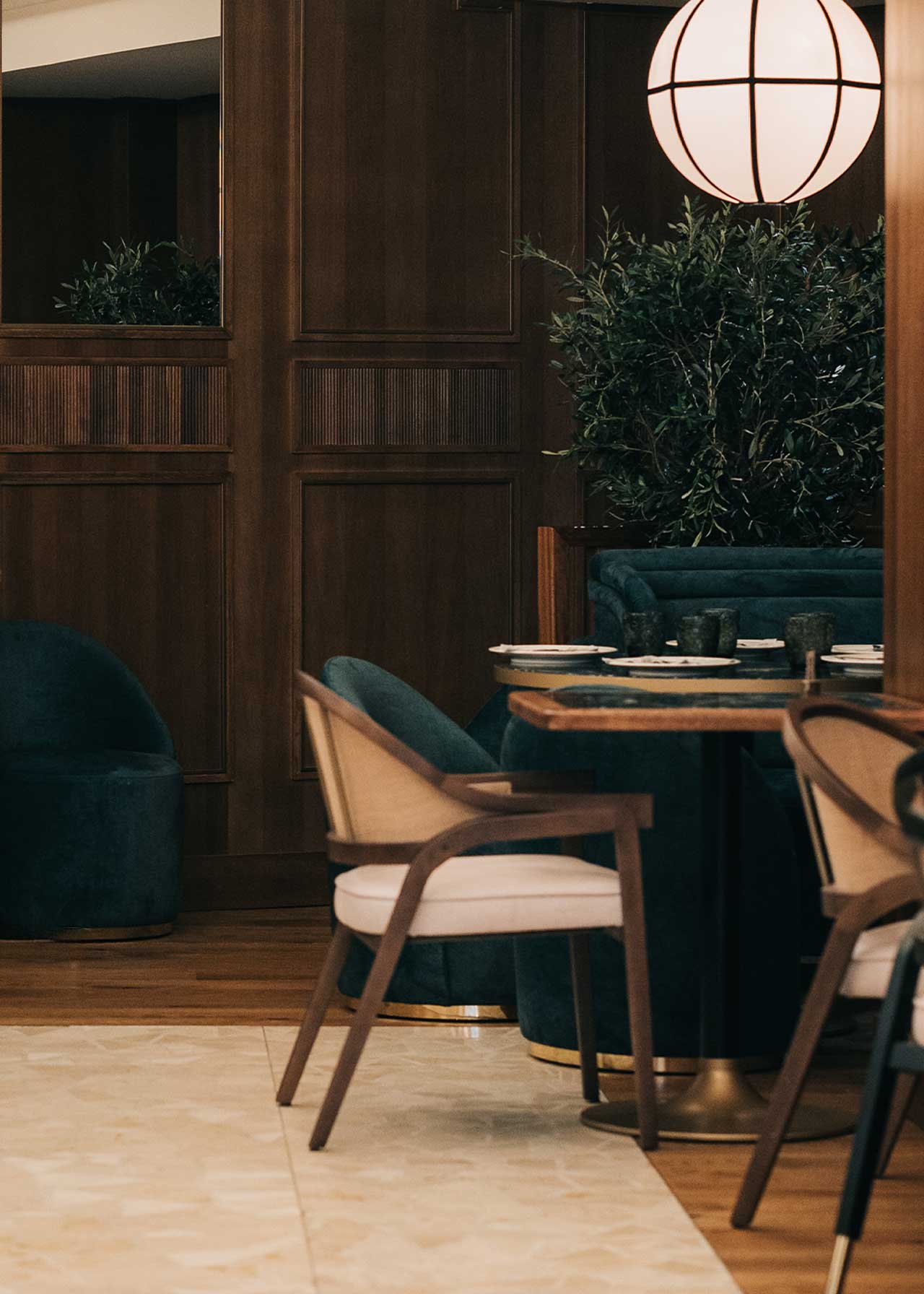 Silla de madera de haya tapizada con terciopelo beige y respaldo de tela de yute.