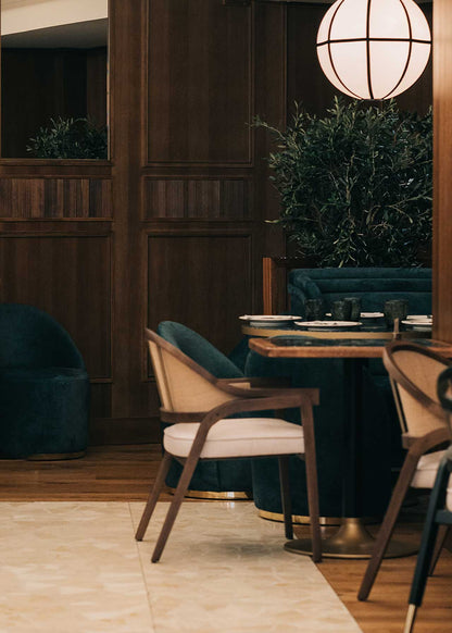 Silla de madera de haya tapizada con terciopelo beige y respaldo de tela de yute.