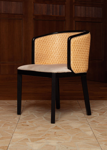 Silla de madera de haya lacada en negro, tapizada con terciopelo beige.