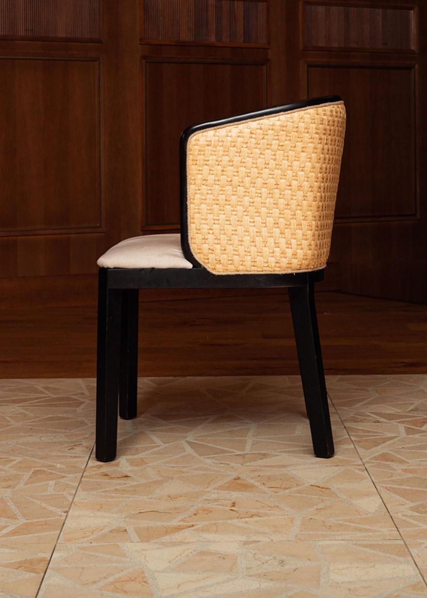 Silla de madera de haya lacada en negro, tapizada con terciopelo beige.