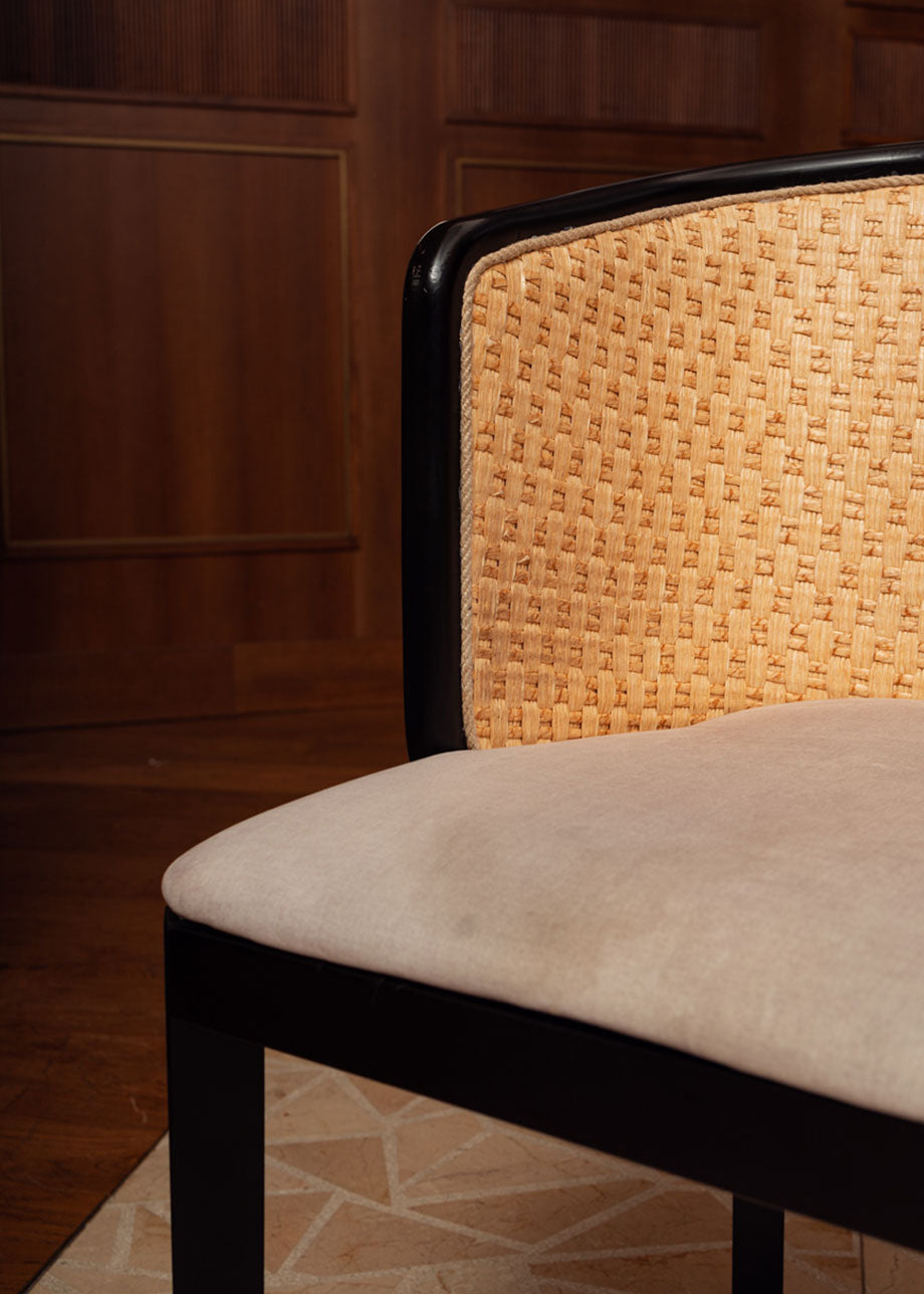 Silla de madera de haya lacada en negro, tapizada con terciopelo beige.