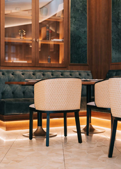 Silla de madera de haya lacada en negro, tapizada con terciopelo beige.