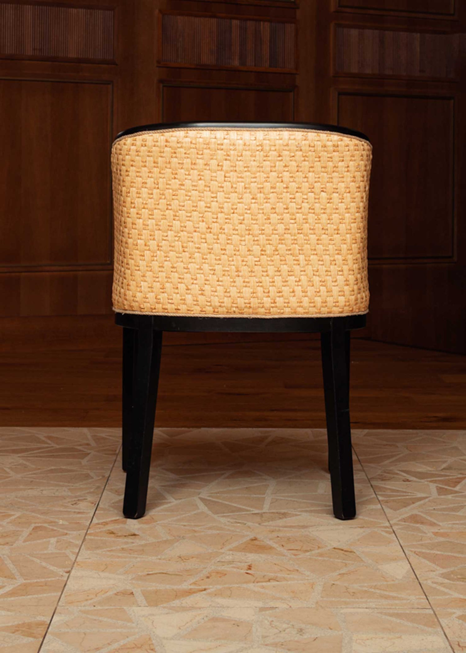 Silla de madera de haya lacada en negro, tapizada con terciopelo beige.