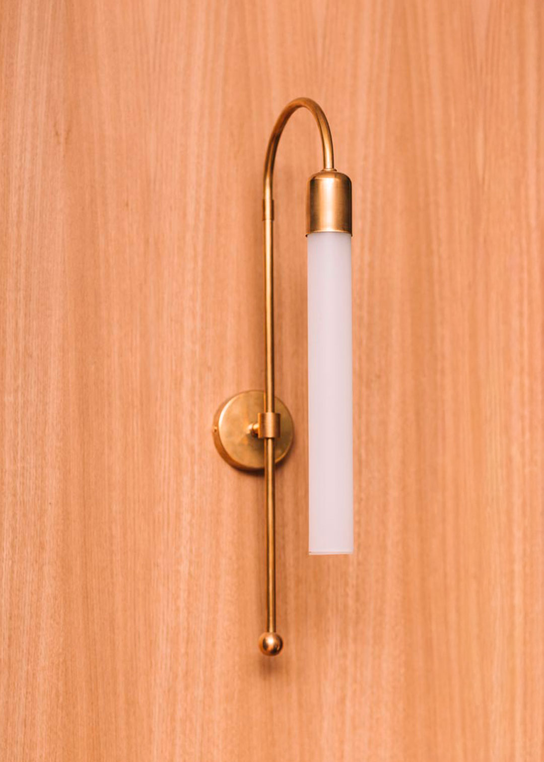 Aplique de latón bruto con tubo de metacrilato translúcido.
