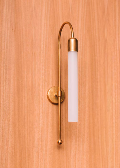 Aplique de latón bruto con tubo de metacrilato translúcido.