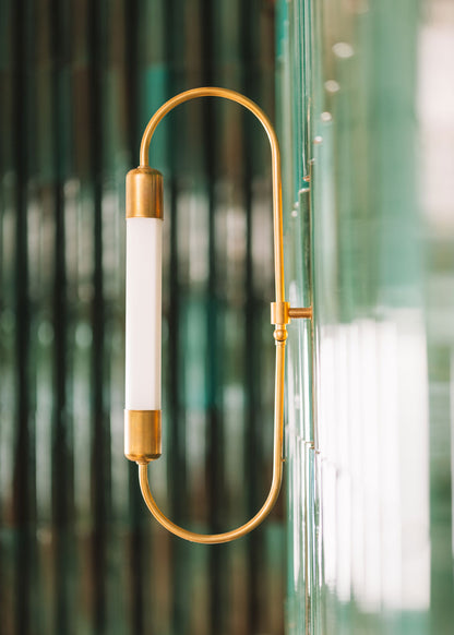 Aplique de latón bruto con tubo de metacrilato translúcido