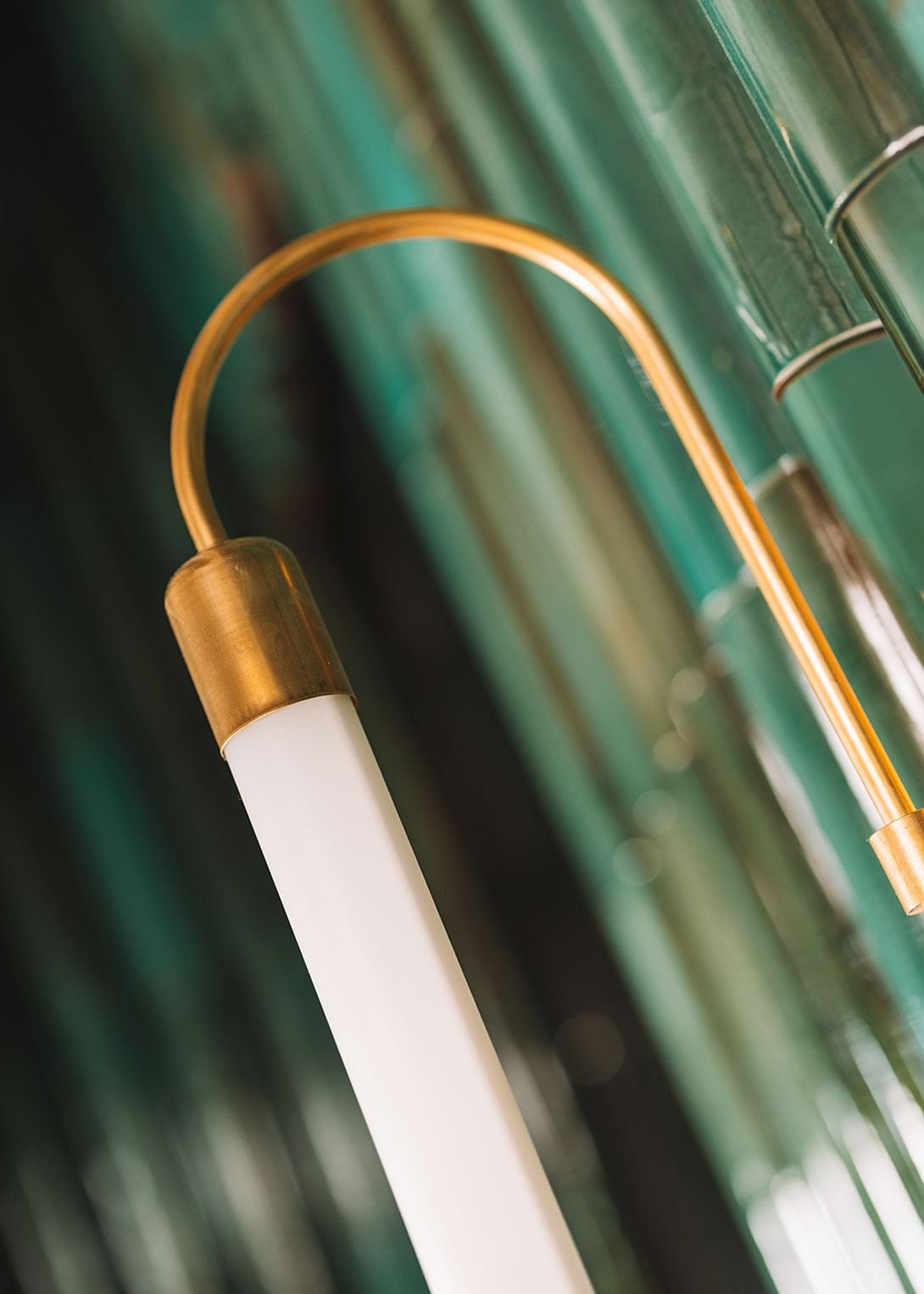 Aplique de latón bruto con tubo de metacrilato translúcido