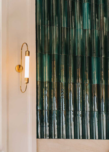 Aplique de latón bruto con tubo de metacrilato translúcido