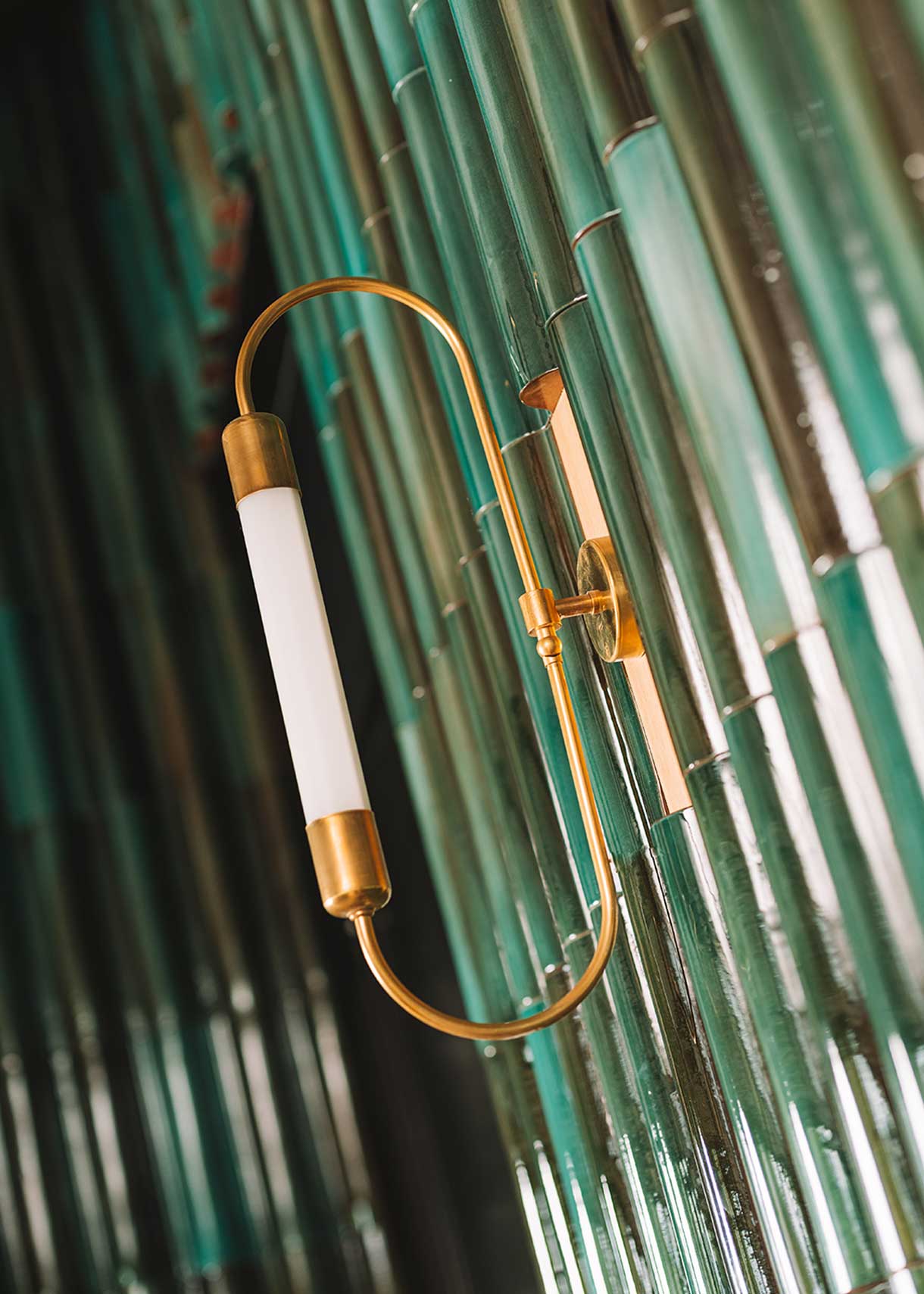 Aplique de latón bruto con tubo de metacrilato translúcido