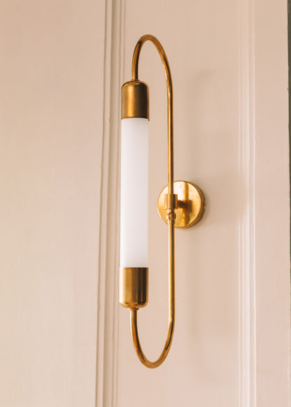 Aplique de latón bruto con tubo de metacrilato translúcido