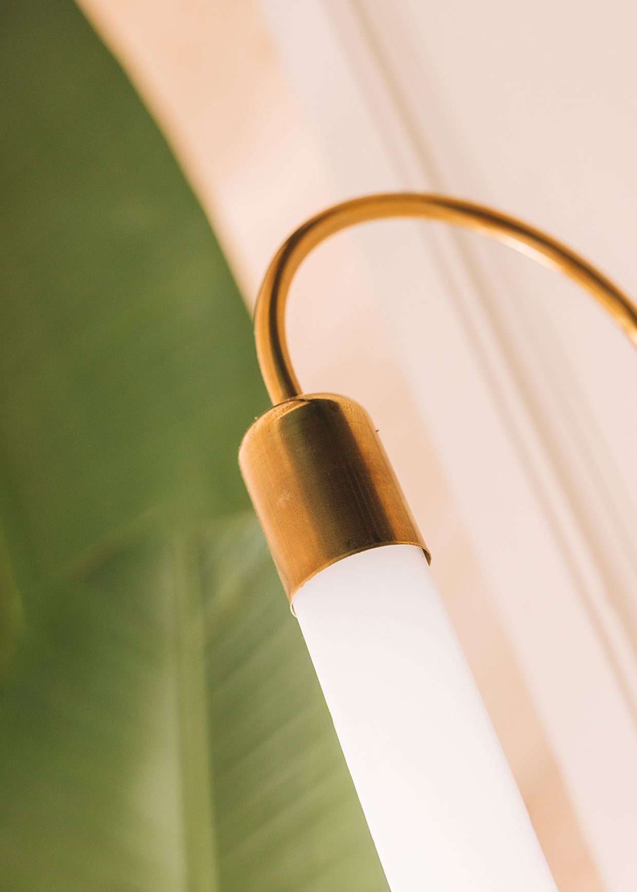 Aplique de latón bruto con tubo de metacrilato translúcido