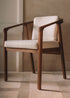Silla de madera de haya con reposabrazos tapizada con una tela con textura en color beige