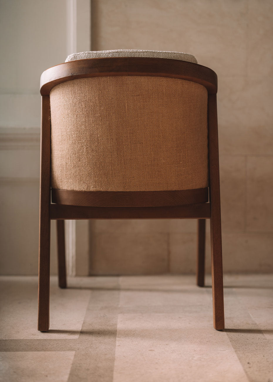 Silla de madera de haya con reposabrazos tapizada con una tela con textura en color beige