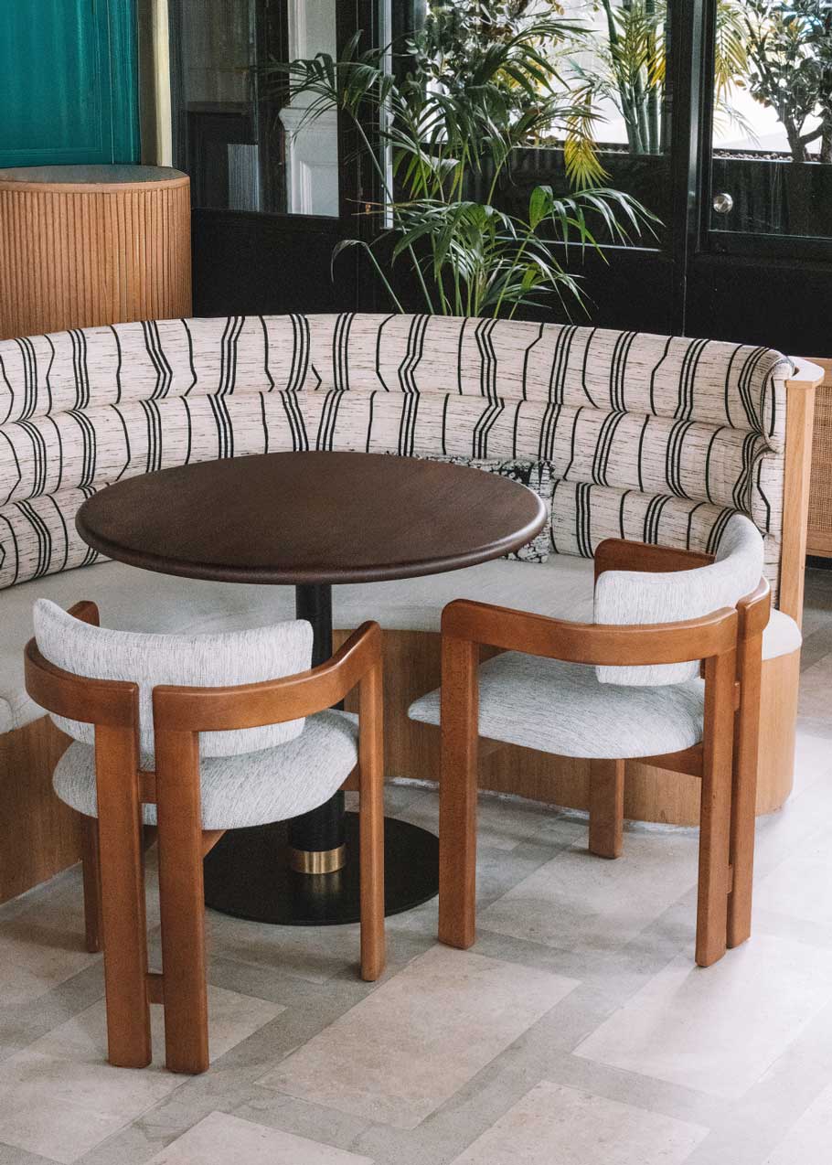 Silla de madera de haya con reposabrazos tapizada en tela jaspeada.