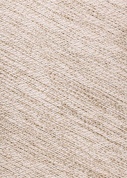 Silla de madera de haya con reposabrazos tapizada en tela jaspeada.