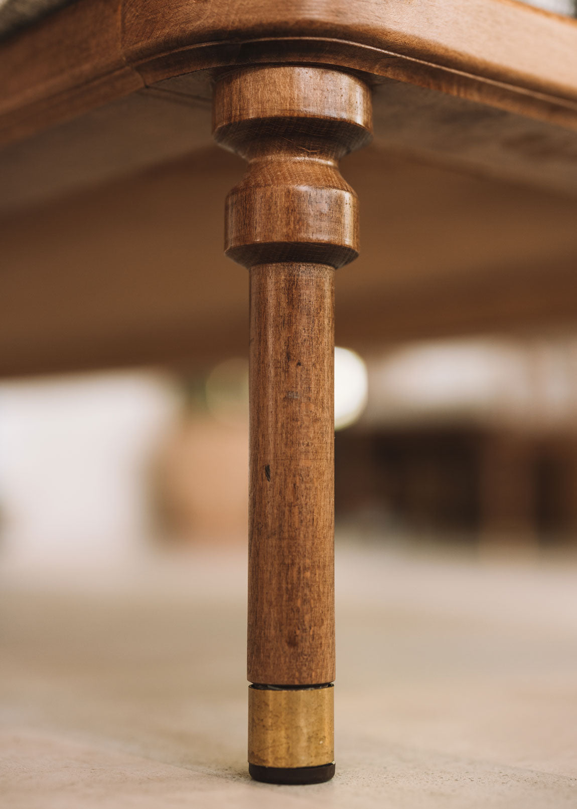 Sofá tapizado en tela jaspeada con estructura de madera 